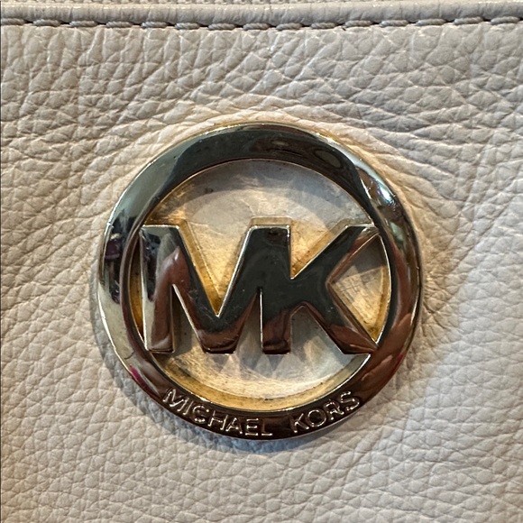 Michael Kors Cream Leather Wristlet with Gold Logo- EUC - Picture 2 of 7